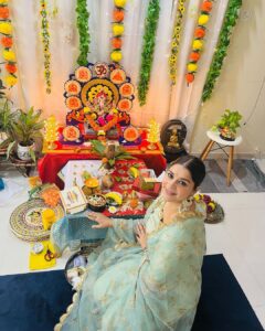 Anara Gupta Instagram - विघ्नेश्वराय वरदाय सुरप्रियाय लंबोदराय सकलाय जगद्धितायं। नागाननाथ श्रुतियज्ञविभूषिताय गौरीसुताय गणनाथ नमो नमस्ते।।

#ganeshchaturthi #aa #anara #anaragupta #blessings 

#ootd #picoftheday #photography #photo #instagood #instagram #instadaily #instalike