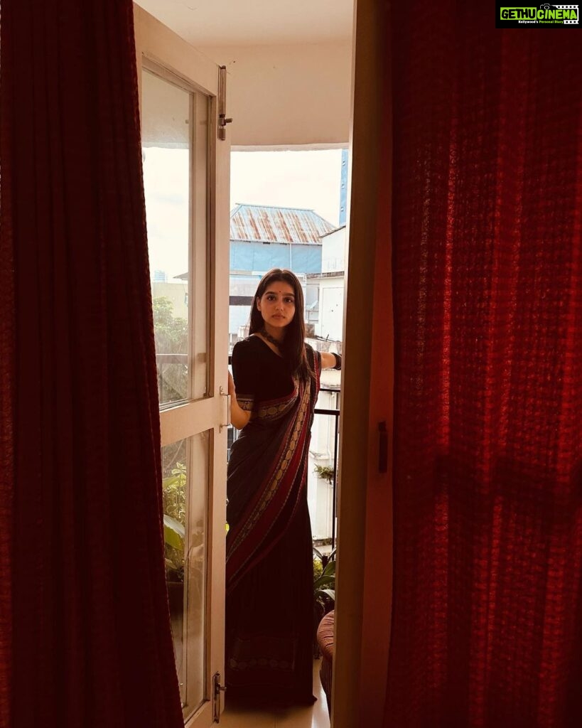Anaswara Rajan Instagram - The feminine urge to drape saree everyday 🌼❤ 📷 @ishoooooooo
