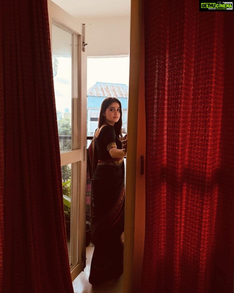 Anaswara Rajan Instagram - The feminine urge to drape saree everyday 🌼❤ 📷 @ishoooooooo