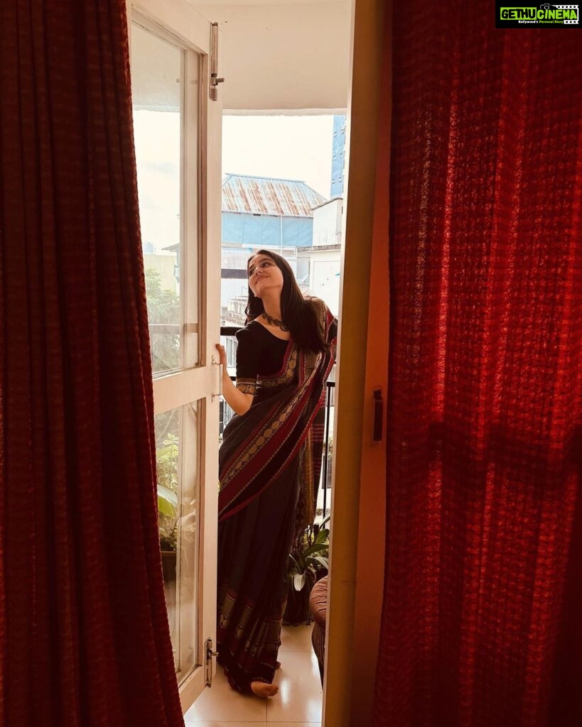 Anaswara Rajan Instagram - The feminine urge to drape saree everyday 🌼❤️ 📷 @ishoooooooo