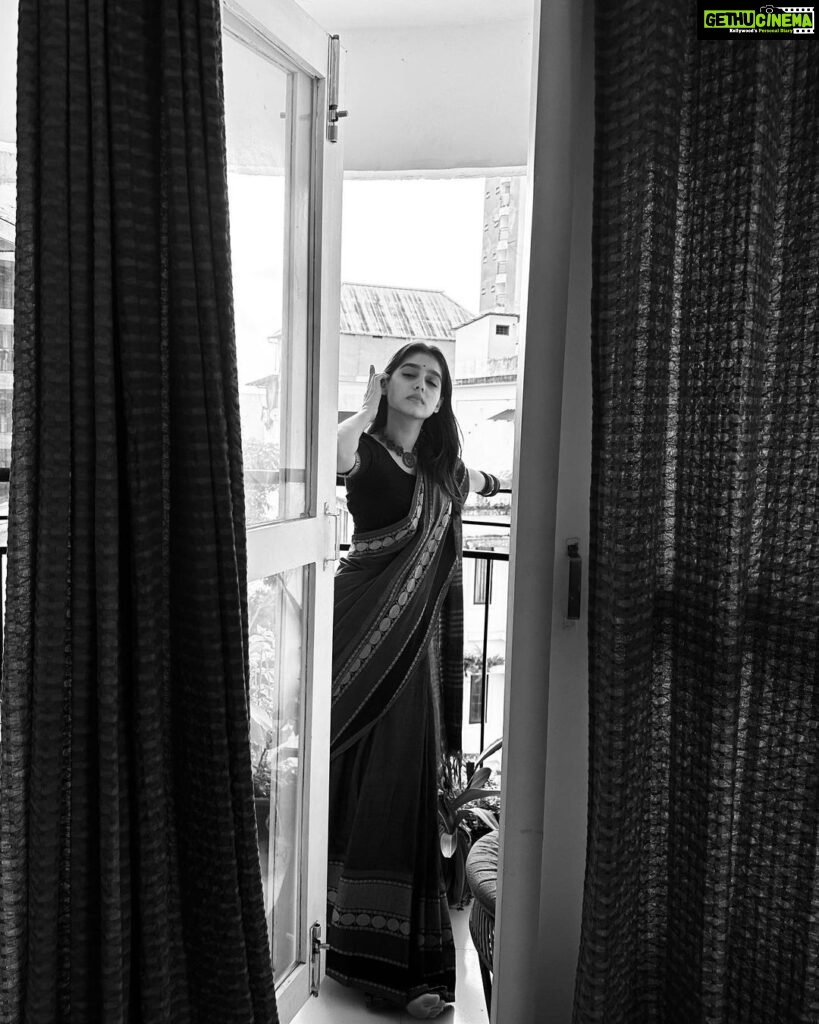 Anaswara Rajan Instagram - The feminine urge to drape saree everyday 🌼❤️ 📷 @ishoooooooo
