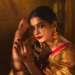 Angana Roy Instagram - Subho kojagori lokkhi pujo 🙏😊 #lakshmi #puja #saturday #october #indianattire #ethnicwear #sareestory #lookoftheday #lovefromA #kajal #bindi #anganaroy #lokkhipujo #maalakshmi #tumiashepashethakle