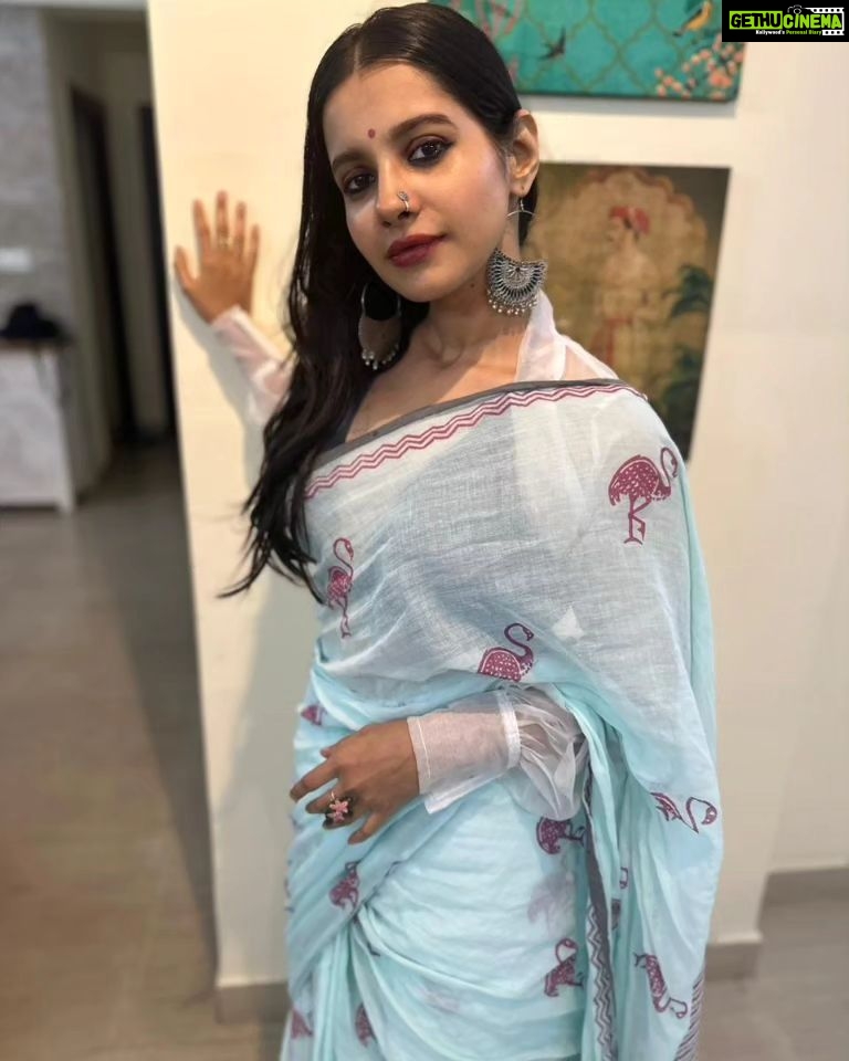 Angana Roy Instagram - Happy Diwali β€οΈ May the festival of lights bring more clarity, peace and happiness to your lives. Love and Light, A. π #diwali #festivaloflights #festivities #dhanteras #kalipujo #sareelook #sareelover #lookoftheday #postoftheday #mondaymood #blueaesthetic #anganaroy #lovefromA
