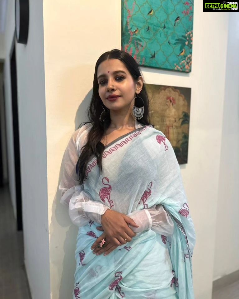 Angana Roy Instagram - Happy Diwali ❤️ May the festival of lights bring more clarity, peace and happiness to your lives. Love and Light, A. 💛 #diwali #festivaloflights #festivities #dhanteras #kalipujo #sareelook #sareelover #lookoftheday #postoftheday #mondaymood #blueaesthetic #anganaroy #lovefromA