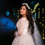 Angana Roy Instagram - Paro in white! 🤍 Keep watching 'Tumi Ashe Pashe Thakle' everyday at 8PM only on @starjalsha 💛 📷 @sahidislam_official #tumiashepashethakle #paro #thursdaypost #weddingdress #whitedress #whitelove #tiara #princessvibes #tvshow #anganaroy