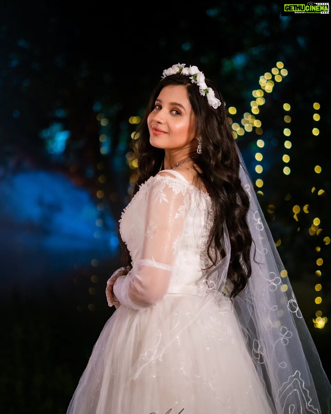 Angana Roy Instagram - Paro in white! 🤍 Keep watching 'Tumi Ashe Pashe Thakle' everyday at 8PM only on @starjalsha 💛 📷 @sahidislam_official #tumiashepashethakle #paro #thursdaypost #weddingdress #whitedress #whitelove #tiara #princessvibes #tvshow #anganaroy
