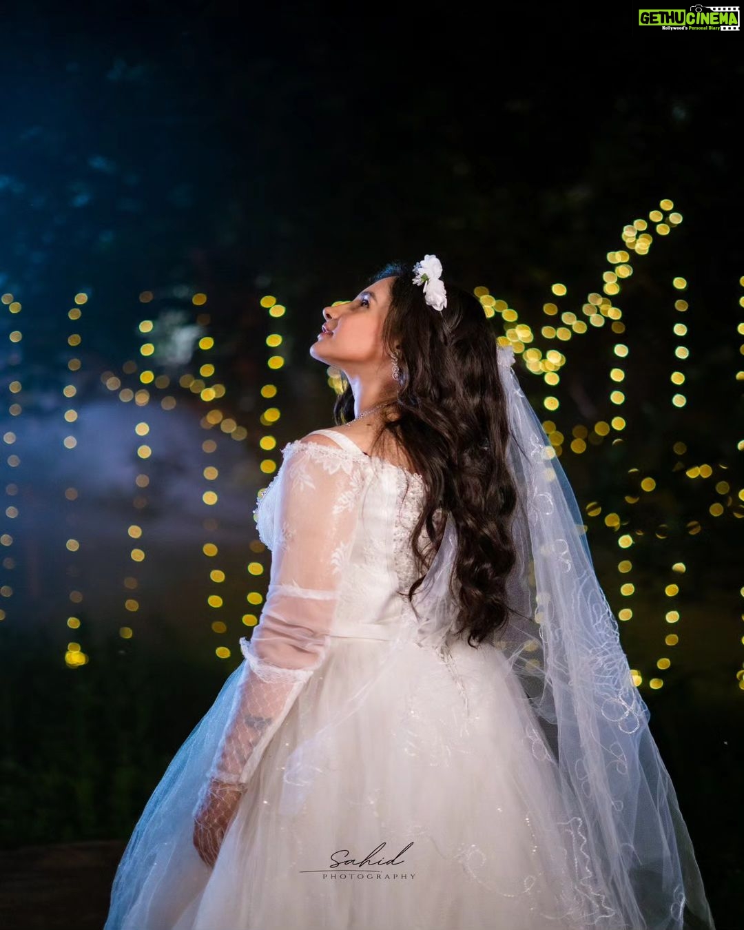 Angana Roy Instagram - Paro in white! 🤍 Keep watching 'Tumi Ashe Pashe Thakle' everyday at 8PM only on @starjalsha 💛 📷 @sahidislam_official #tumiashepashethakle #paro #thursdaypost #weddingdress #whitedress #whitelove #tiara #princessvibes #tvshow #anganaroy