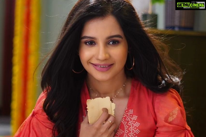 Angana Roy Instagram - Here's some snaps of Paro. 💛 Kemon lagche shobar 'Tumi Ashe Pashe Thakle'? Keep watching our show everyday at 8PM only on @starjalsha 🙏😇 #tumiashepashethakle #newshow #paro #tvshow #starjalsha #anganaroy #lovefromA #tuesday
