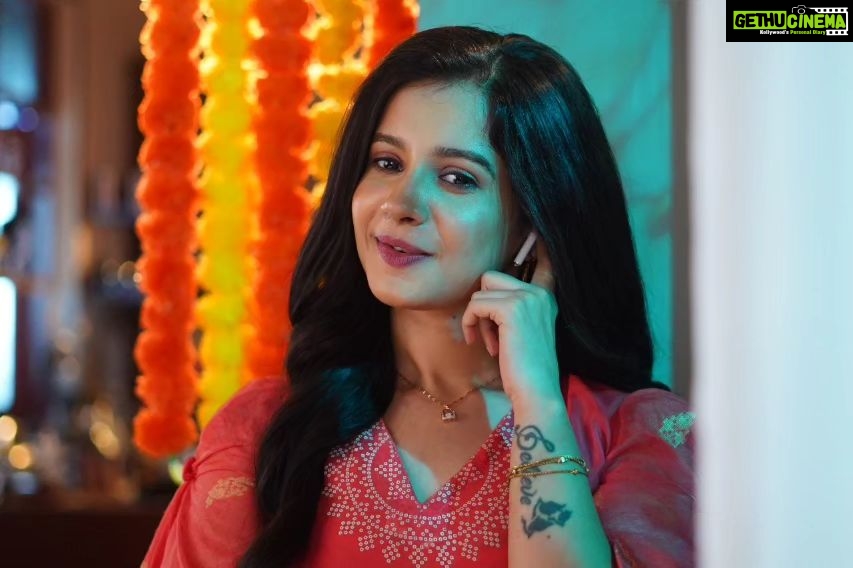 Angana Roy Instagram - Here's some snaps of Paro. 💛 Kemon lagche shobar 'Tumi Ashe Pashe Thakle'? Keep watching our show everyday at 8PM only on @starjalsha 🙏😇 #tumiashepashethakle #newshow #paro #tvshow #starjalsha #anganaroy #lovefromA #tuesday