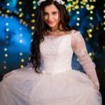 Angana Roy Instagram - Paro in white! 🤍 Keep watching 'Tumi Ashe Pashe Thakle' everyday at 8PM only on @starjalsha 💛 📷 @sahidislam_official #tumiashepashethakle #paro #thursdaypost #weddingdress #whitedress #whitelove #tiara #princessvibes #tvshow #anganaroy