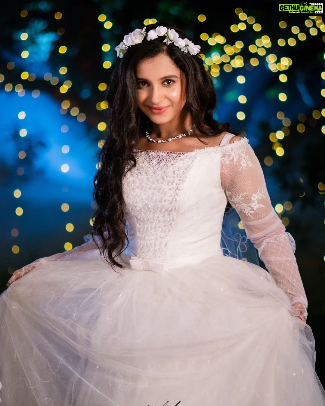 Angana Roy Instagram - Paro in white! 🤍 Keep watching 'Tumi Ashe Pashe Thakle' everyday at 8PM only on @starjalsha 💛 📷 @sahidislam_official #tumiashepashethakle #paro #thursdaypost #weddingdress #whitedress #whitelove #tiara #princessvibes #tvshow #anganaroy