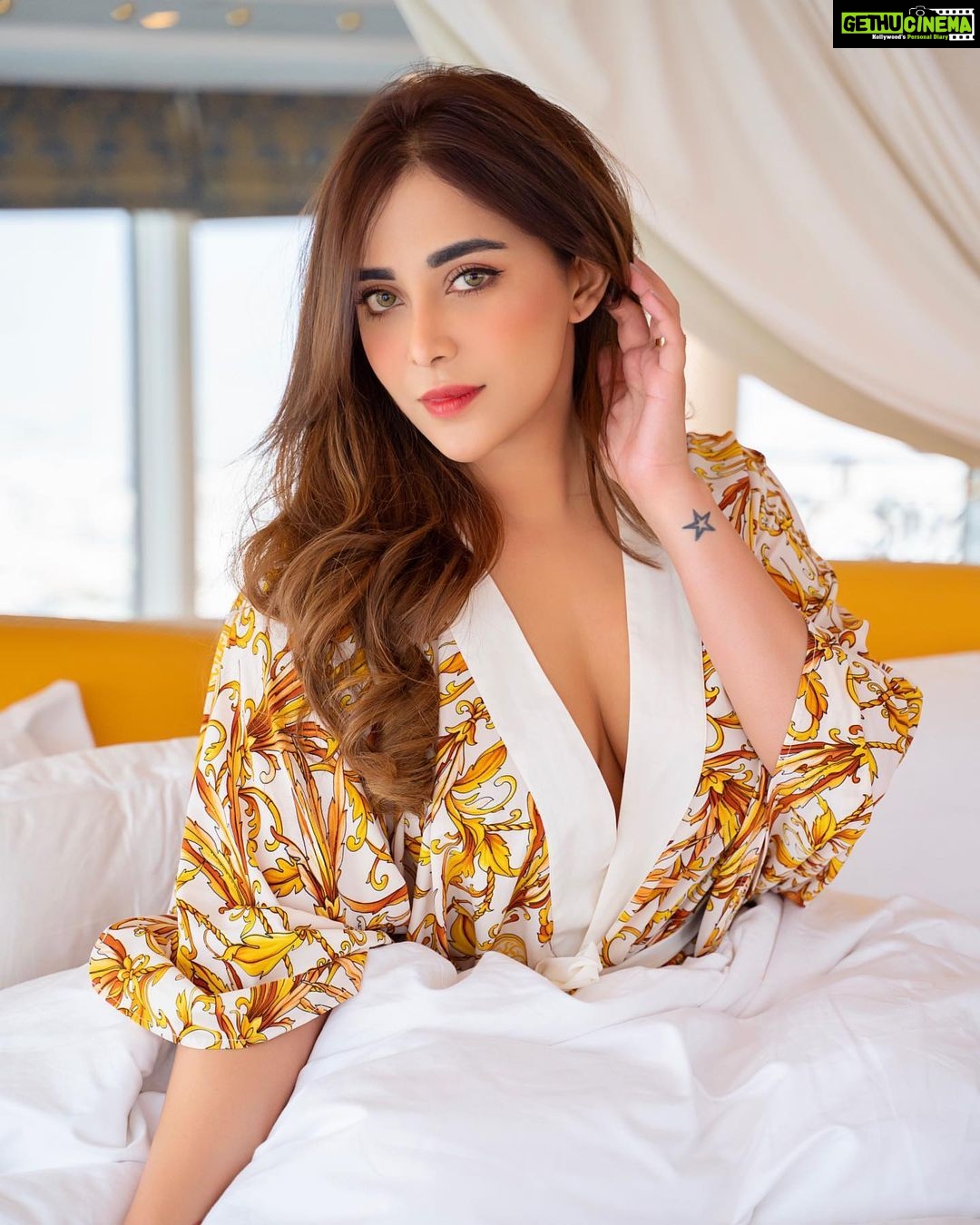 Angela Krislinzki Instagram - Hola, comment allez, allez-vous Burj Al Arab Jumeirah