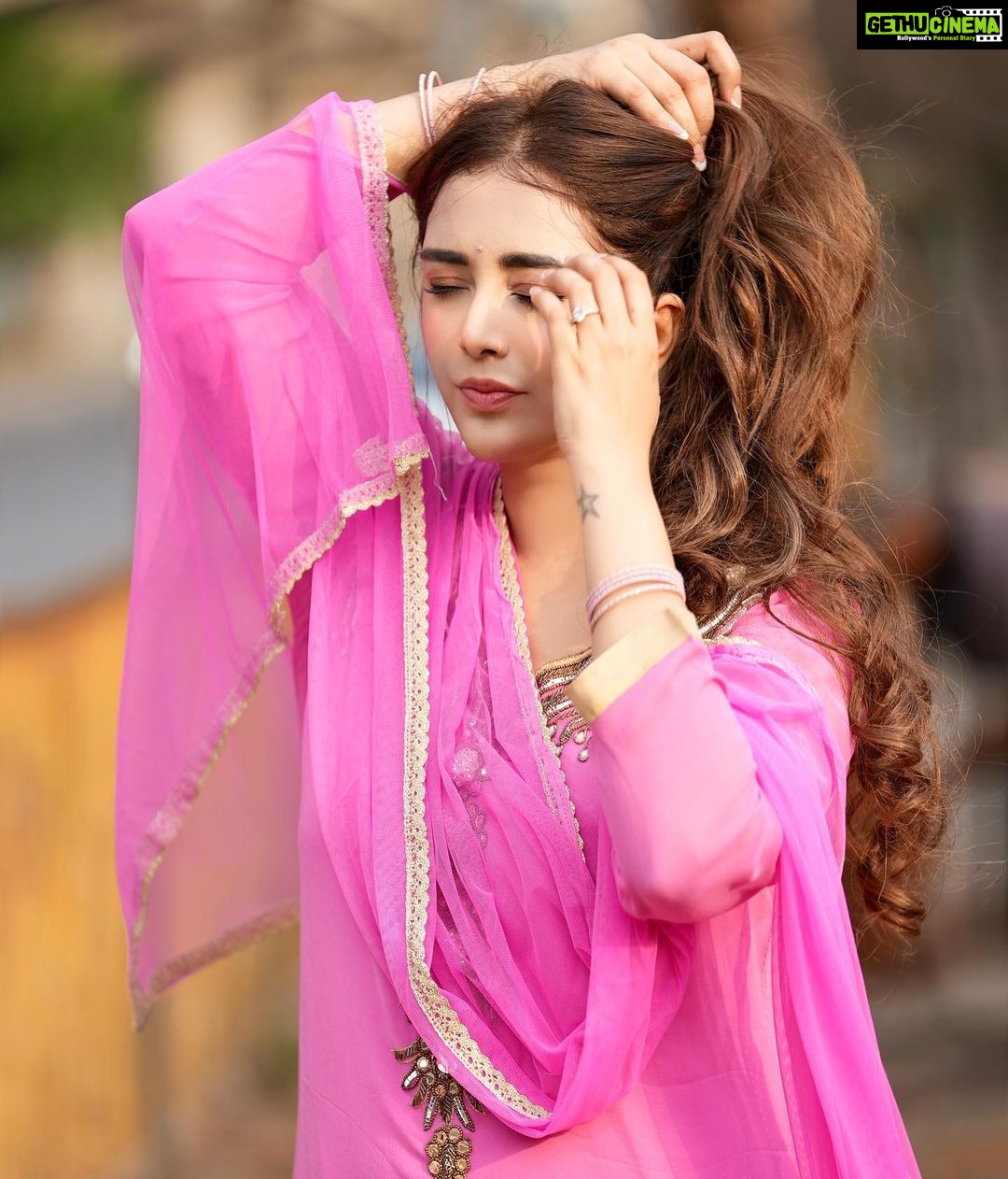 Angela Krislinzki Instagram - Mumbai heat is killing me 🙈 #candid