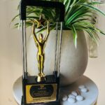 Angela Krislinzki Instagram - I am Grateful to @aarveeentertainment for felicitating me with the award for 'Most stylish and Glamorous icon' 2022. @Shreyastalpade sir, one of the most versatile actors in the industry, made it even more special by presenting it himself to me. Absolutely honoured! #AarveeEntertainment #AarveeAward