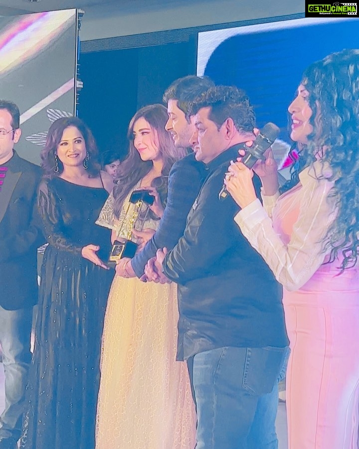 Angela Krislinzki Instagram - I am Grateful to @aarveeentertainment for felicitating me with the award for 'Most stylish and Glamorous icon' 2022. @Shreyastalpade sir, one of the most versatile actors in the industry, made it even more special by presenting it himself to me. Absolutely honoured! #AarveeEntertainment #AarveeAward