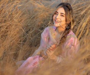 Angela Krislinzki Instagram - Embrace your life with joy 🥰