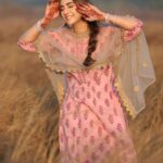 Angela Krislinzki Instagram - Mehndi hai rachnewali !!! ✨