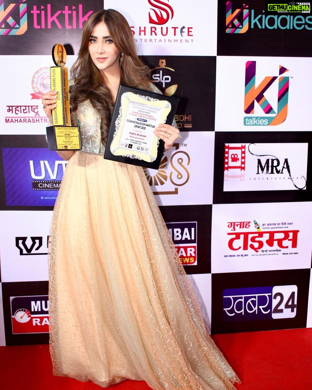 Angela Krislinzki Instagram - Such a honour to receive such a prestigious award... Dadasaheb phalke icon awards film- Most versatile Actress... #blessed #dadasahebphalkeiconaward