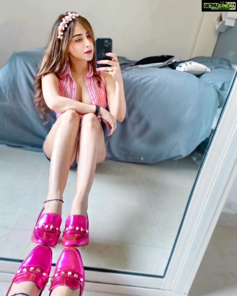 Angela Krislinzki Instagram - Mirror mirror 🧚🏻‍♂️