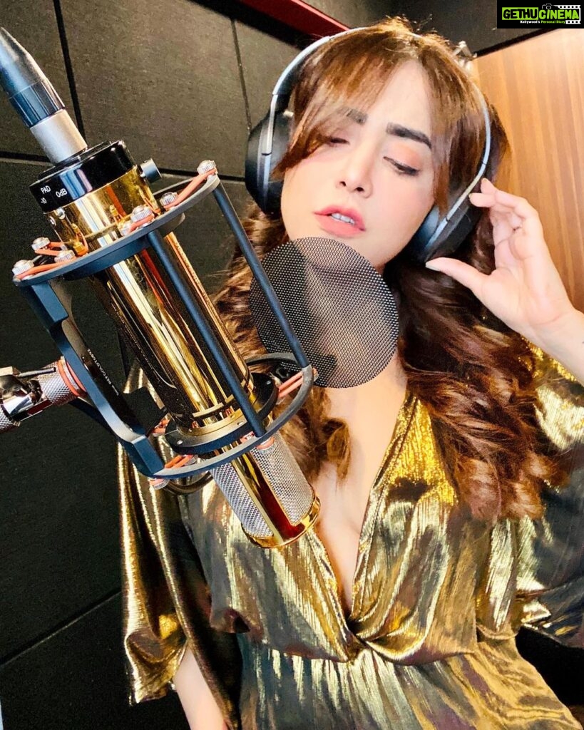 Angela Krislinzki Instagram - Got the midas touch baby !!! #manleygold Something exciting coming soon 🎵 🎵