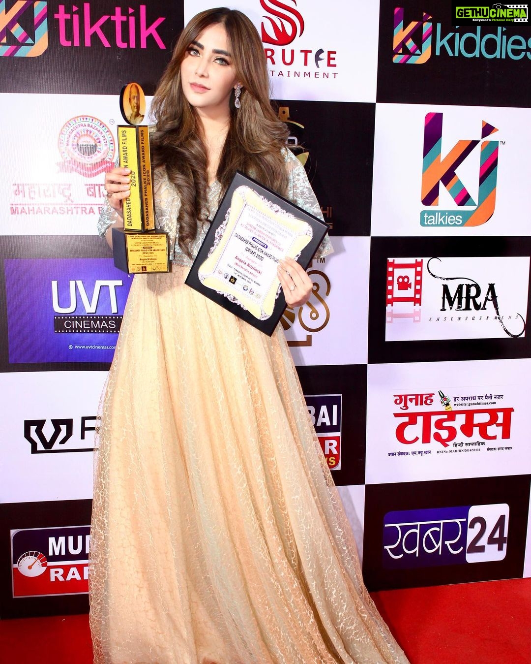 Angela Krislinzki Instagram - Such a honour to receive such a prestigious award... Dadasaheb phalke icon awards film- Most versatile Actress... #blessed #dadasahebphalkeiconaward