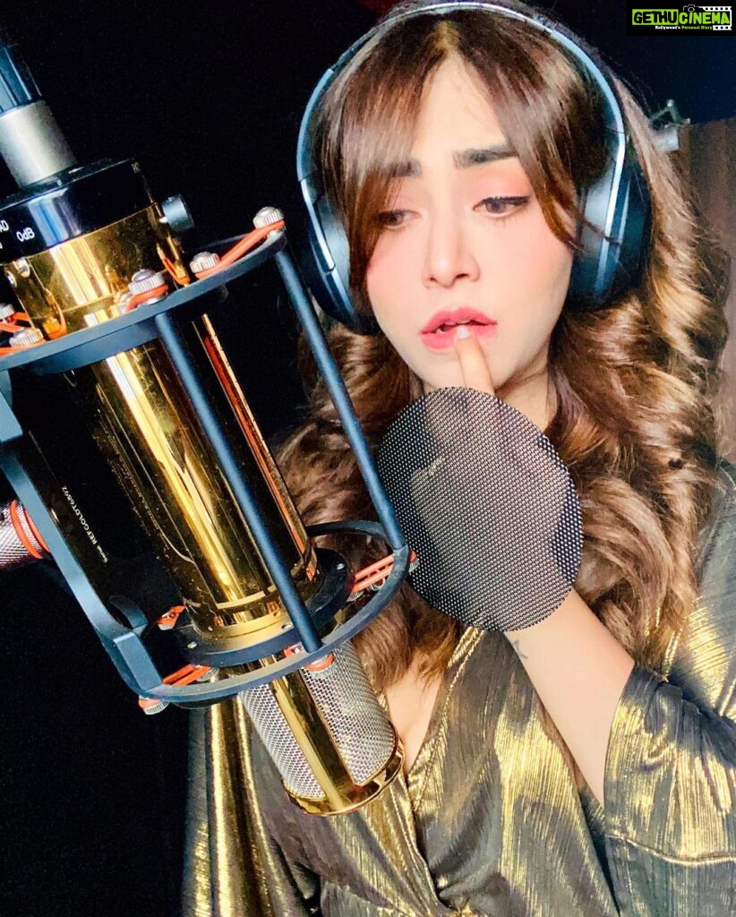 Angela Krislinzki Instagram - Got the midas touch baby !!! #manleygold Something exciting coming soon 🎵 🎵