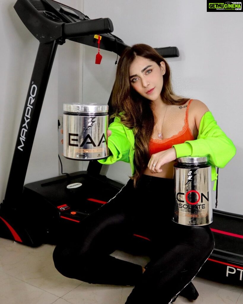 Angela Krislinzki Instagram - When they say its not your cup of tea show them you drink protein instead of tea and lift it like a beast. 🏋️‍♀️ I include EAA ( Essential Anmino Acid) in my daily workout routine which helps me build & repair my muscles after training. I get my supply from @divinenutritionin They are a one stop shop which helps you meet all of your workout needs . Divinenutrition is a Brand by India's fitness and youth ICON @sahilkhan To buy your stack, Contact @buycepsindia 70040 90151 @sahilkhan @i.samkhan