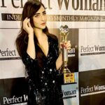 Angela Krislinzki Instagram - Such a honour receiving the perfect women achiever’s award... thank you everyone #perfectachieversaward2019 award Night organised by @perfectwomanpvtltd #perfectwomanmagazine @gurubhaithakkar @drkhooshigurubhai @perfectmiss2019 Country Club Mumbai