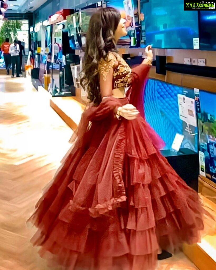 Angela Krislinzki Instagram - I love celebrating diwali in the comfort of my home by watching some great movies so I decided on gifting myself a new tv, this diwali is indeed a festival of happiness all thanks to @reliance_digital we get 15% cashback on all electronic products Khushiyan Manao at the #FestivalOfElectronics #reliancedigital #meraasliconnection https://bit.ly/2WgLsyW