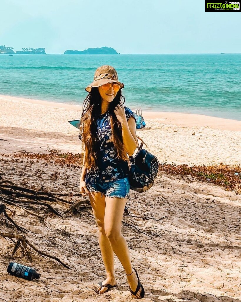 Angela Krislinzki Instagram - Happiness is contagious 💓 Paradise Beach