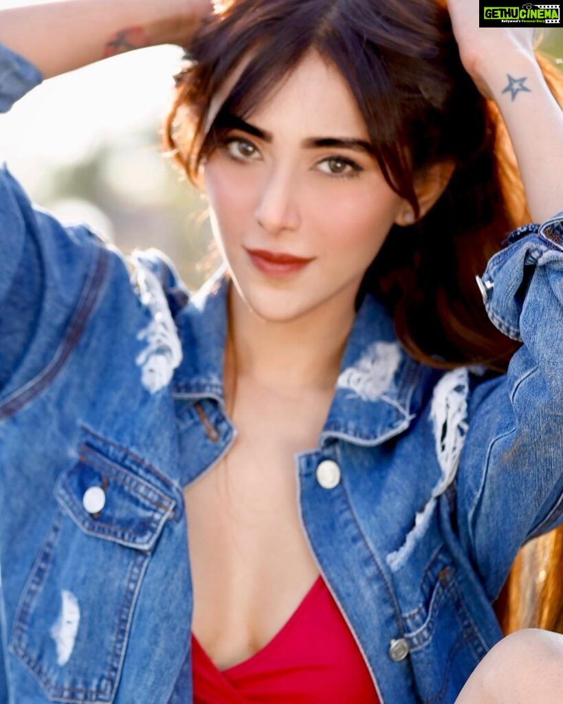 Angela Krislinzki Instagram - Where are my lovely followers from? And what do you guys do? I would love to know you all more and i hope one day i hope to see u all... thanks for all the love💕