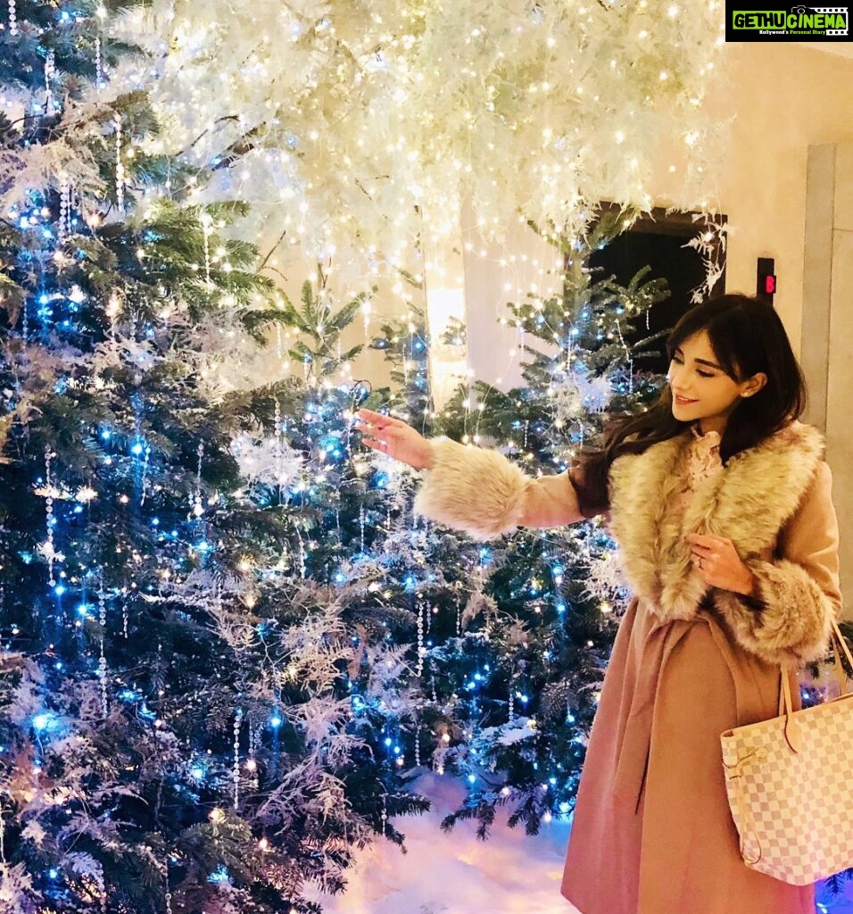 Angela Krislinzki Instagram - Dreamy nights in London✨ This place is literally the dream of a christmas night❄️ so magical💫 :::::: I hope you guys had a wonderful weekend💕 it has been very cold in London lately so after a long day of being out and freezing, I am now going to enjoy a hot chocolate and watch a christmas movie🍫🍿🎥 do you have any cosy plans for tonight?🌙 ————————————————————— #london #angelakrislinzki London, United Kingdom