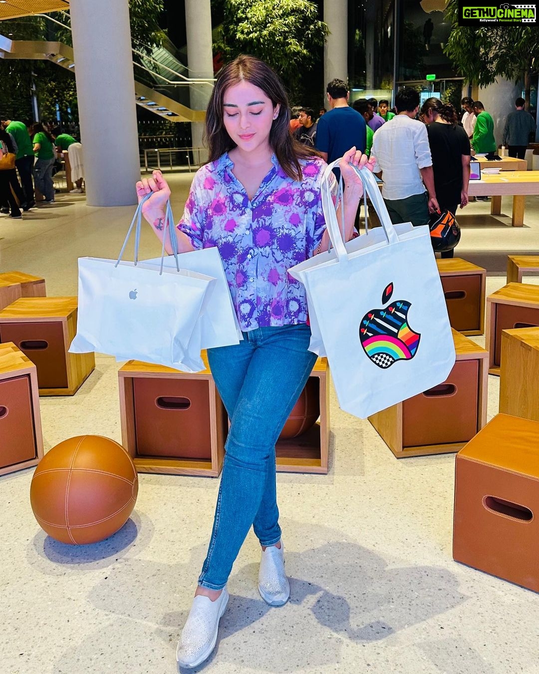 Angela Krislinzki Instagram - Apple Store BKC Launch !!! #applebkc Apple BKC