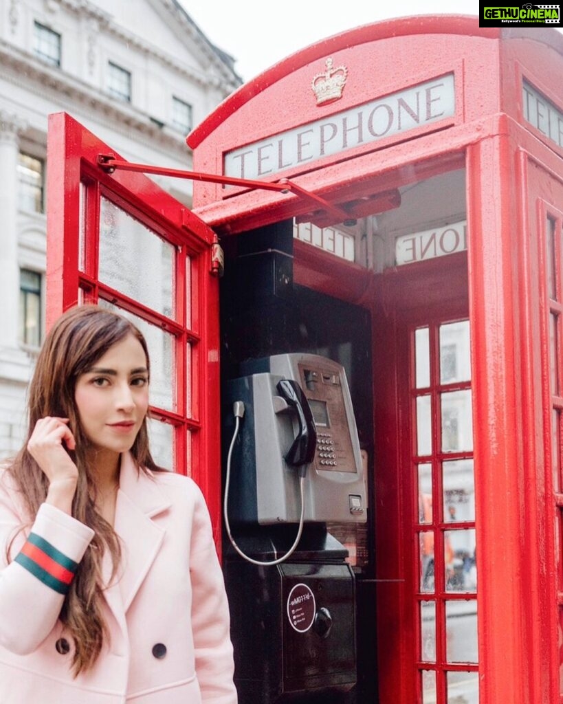 Angela Krislinzki Instagram - Mere piya gaye rangun Kiya hai vahan se telephone Tumhari yaad satati hai Jiya me aag lagati hai 📞 🇬🇧 #filmymohtarma London, United Kingdom