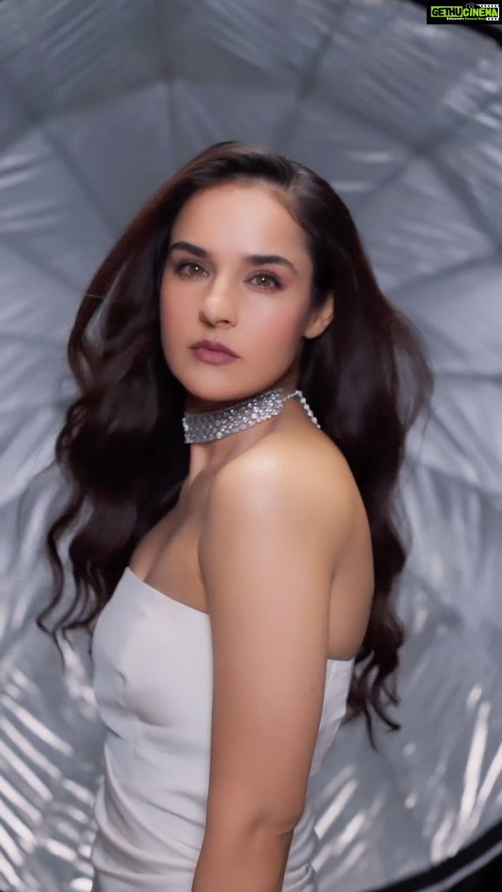 Angira Dhar Instagram - I own the Drama with @lakmeindia I let my skin do the talking with the Lakmé Dew Drama Serum. Its 6% Vitamin E, B3, F and pro-ceramides complex strengthens my skin barrier and gives me a dewy glazed skin! I just can’t stop falling in love with it. Get yours now from Nykaa, and get ready for #LightsCameraDewDrama #Lakmé #LakméSkincare #LakméDewDramaSerum #Ad #Sponsored