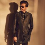 Anil Kapoor Instagram – The golden hour click!! 

Outfit: @suketdhir 
Eyewear: @eyevan_official 
Watch: @cartier 
Shoes: @louisvuitton 
Styled by : @kshitijkankaria 
Makeup Artist: @deepakchauhanartist 
Hairstylist:
@raskarjaipal @whynot_byzeeba 
📸: @sheldon.santos Mumbai – मुंबई