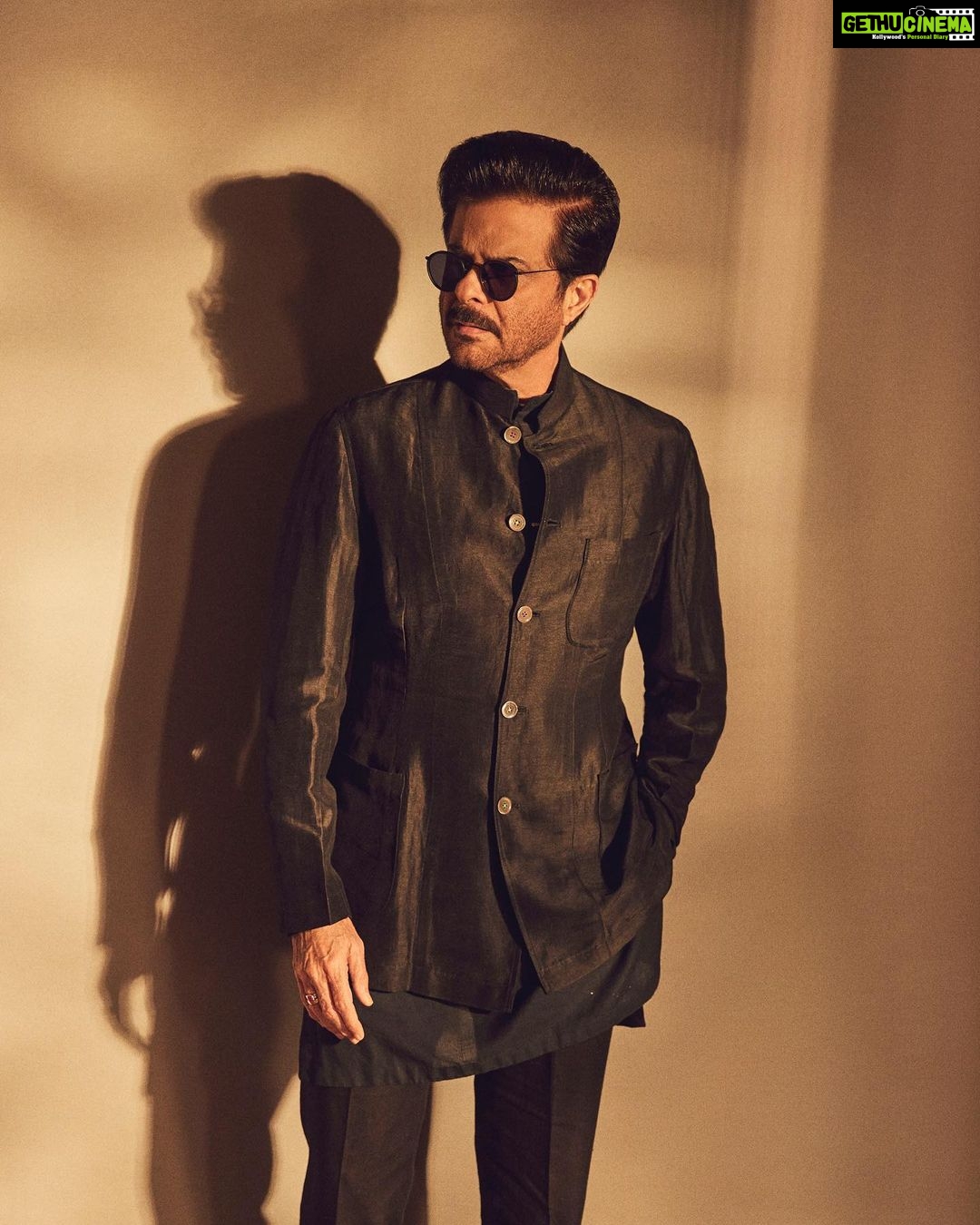 Anil Kapoor Instagram - The golden hour click!! Outfit: @suketdhir Eyewear: @eyevan_official Watch: @cartier Shoes: @louisvuitton Styled by : @kshitijkankaria Makeup Artist: @deepakchauhanartist Hairstylist: @raskarjaipal @whynot_byzeeba 📸: @sheldon.santos Mumbai - मुंबई