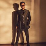 Anil Kapoor Instagram – The golden hour click!! 

Outfit: @suketdhir 
Eyewear: @eyevan_official 
Watch: @cartier 
Shoes: @louisvuitton 
Styled by : @kshitijkankaria 
Makeup Artist: @deepakchauhanartist 
Hairstylist:
@raskarjaipal @whynot_byzeeba 
📸: @sheldon.santos Mumbai – मुंबई