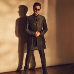 Anil Kapoor Instagram – The golden hour click!! 

Outfit: @suketdhir 
Eyewear: @eyevan_official 
Watch: @cartier 
Shoes: @louisvuitton 
Styled by : @kshitijkankaria 
Makeup Artist: @deepakchauhanartist 
Hairstylist:
@raskarjaipal @whynot_byzeeba 
📸: @sheldon.santos Mumbai – मुंबई