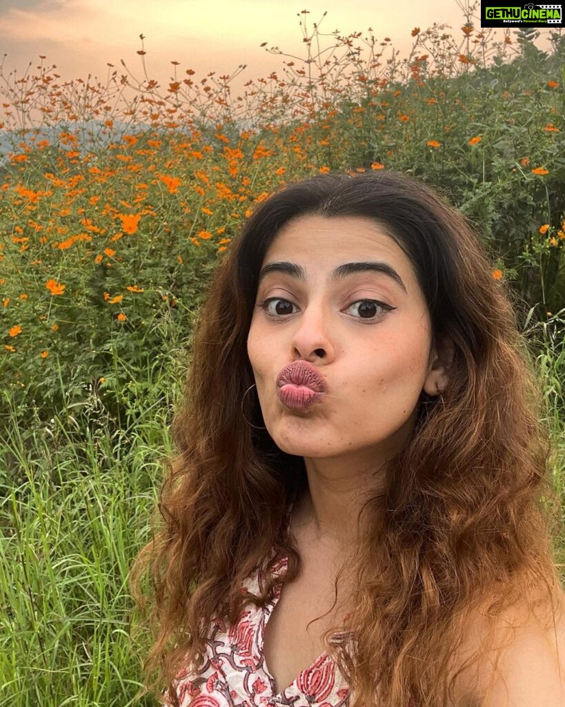 Anisha Victor Instagram - Hindi wala फूल 🌻🪻 Western Ghats