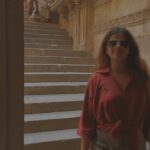 Anisha Victor Instagram - Obsessed with the song and my mum’s khadi Shirt ❣️ #khadi #khadigram #ahmedabad #gujarat #indiantextile #history #historicalsite #archeology #archeologicalsite Adalaj Ni Vav - Heritage Site