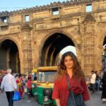 Anisha Victor Instagram - No trip to Ahmedabad is complete without buying beautiful block print fabric from teen darwaza market,buying keema samosas from Famous for my mum and a cup of chai with an unconventional setting at Lucky’s . 🏰 #ahmedabad #oldcity #teendarwaza #historicalbuilding #history #gujarat #goldenhour #swiftlets 🐦‍⬛ Teen Darwaja Market