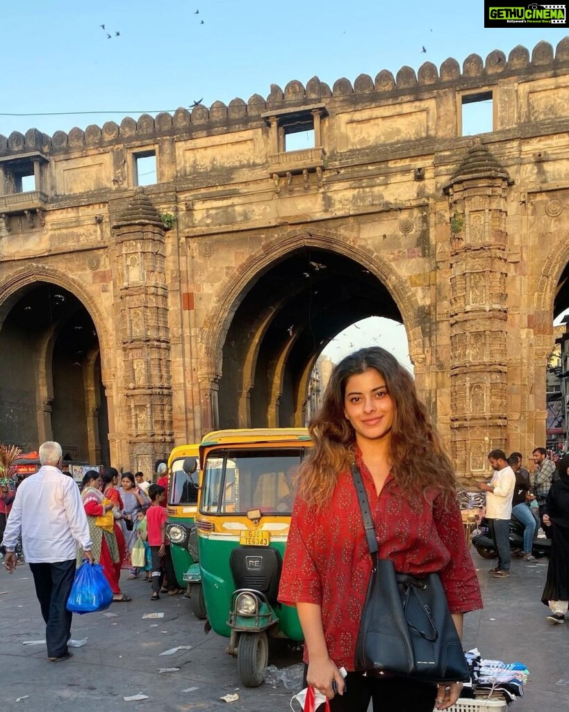 Anisha Victor Instagram - No trip to Ahmedabad is complete without buying beautiful block print fabric from teen darwaza market,buying keema samosas from Famous for my mum and a cup of chai with an unconventional setting at Lucky’s . 🏰 #ahmedabad #oldcity #teendarwaza #historicalbuilding #history #gujarat #goldenhour #swiftlets 🐦‍⬛ Teen Darwaja Market