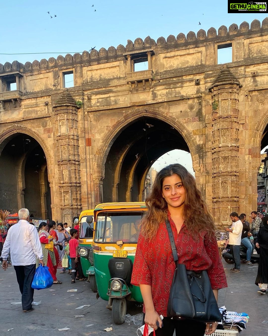 Anisha Victor Instagram - No trip to Ahmedabad is complete without buying beautiful block print fabric from teen darwaza market,buying keema samosas from Famous for my mum and a cup of chai with an unconventional setting at Lucky’s . 🏰 #ahmedabad #oldcity #teendarwaza #historicalbuilding #history #gujarat #goldenhour #swiftlets 🐦⬛ Teen Darwaja Market