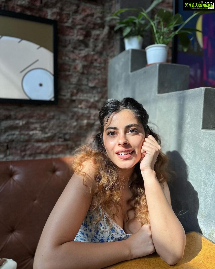 Anisha Victor Instagram - One of those days when I love the sun and it loves me back 🌻 Also photo credits to @vsumit and his iPhone, the celestial placement of the sun and of course the sunroof ☀ Toit - Mumbai