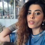 Anisha Victor Instagram - Dill walo ka sheher for a minute 🏡 #दिल्ली #delhi will always have a special place in my heart 💕 बस इश्क़ मुहब्बत प्यार ♥️