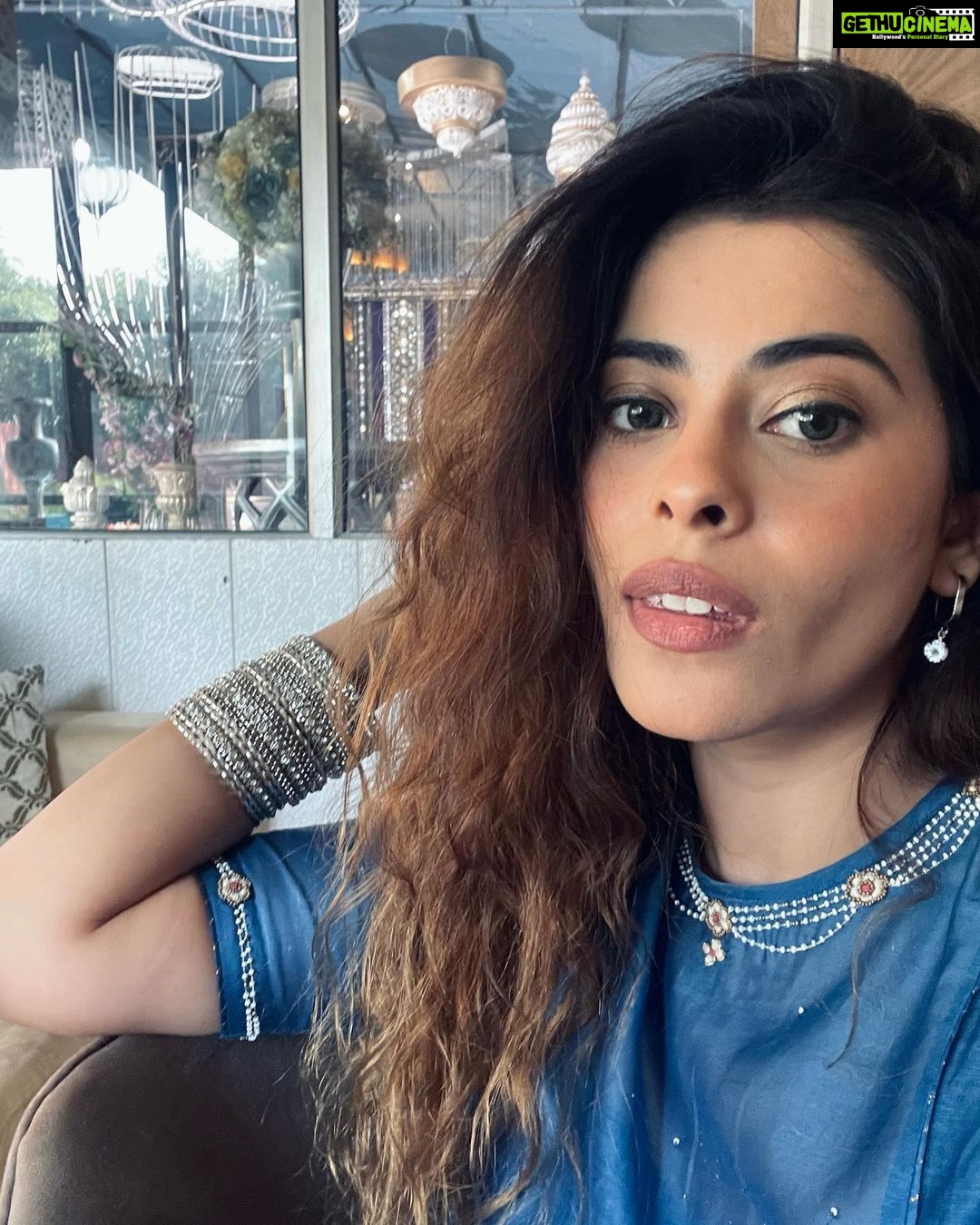 Anisha Victor Instagram - Dill walo ka sheher for a minute 🏡 #दिल्ली #delhi will always have a special place in my heart 💕 बस इश्क़ मुहब्बत प्यार ♥️
