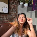Anisha Victor Instagram - One of those days when I love the sun and it loves me back 🌻 Also photo credits to @vsumit and his iPhone, the celestial placement of the sun and of course the sunroof ☀️ Toit - Mumbai