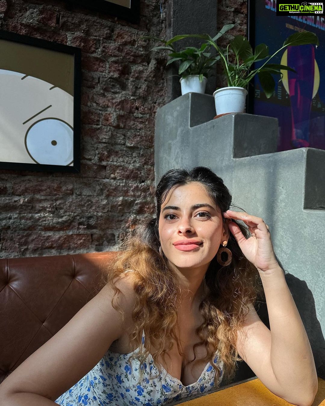 Anisha Victor Instagram - One of those days when I love the sun and it loves me back 🌻 Also photo credits to @vsumit and his iPhone, the celestial placement of the sun and of course the sunroof ☀️ Toit - Mumbai