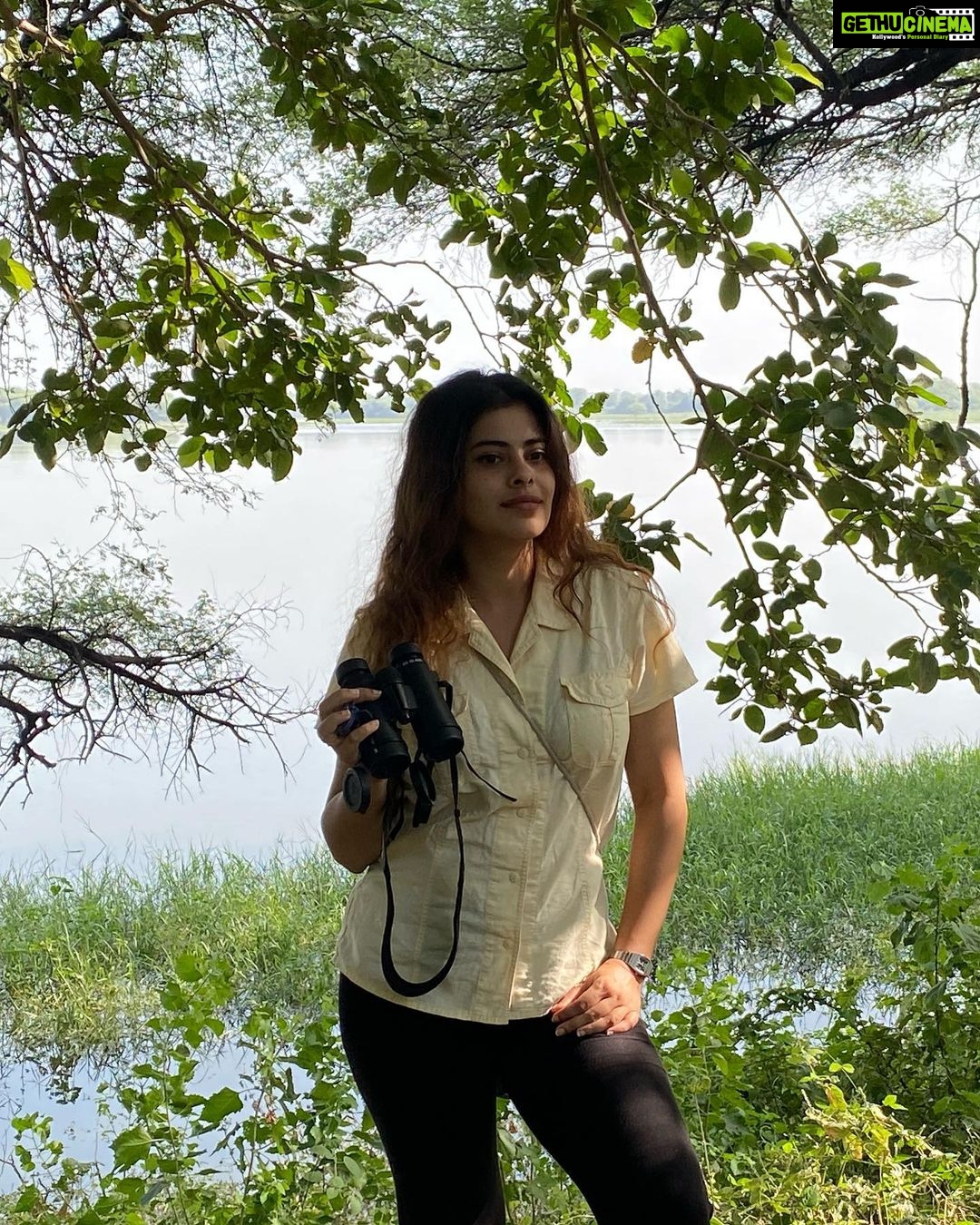 Anisha Victor Instagram - Post birthday🎂 bird-watching picnic🧺 but not without my binoculars 👀 Thank you for all the lovely wishes yesterday ♥️ #NationalHoldidayKid #iShareMyBirthdaywithGandhiJi #NationalHoliday #GandhiJayanti #birdwatching #ahmendabad #gujarat #thol #tholsanctuary #wildlife #picnie #birdsanctuary 🦆🐦⬛🦩🪿 Thol Bird Sanctuary